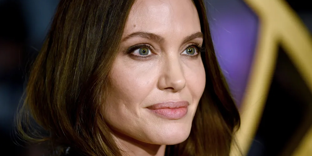 Angelina Jolie's Beauty Secrets and Unique Style (1)